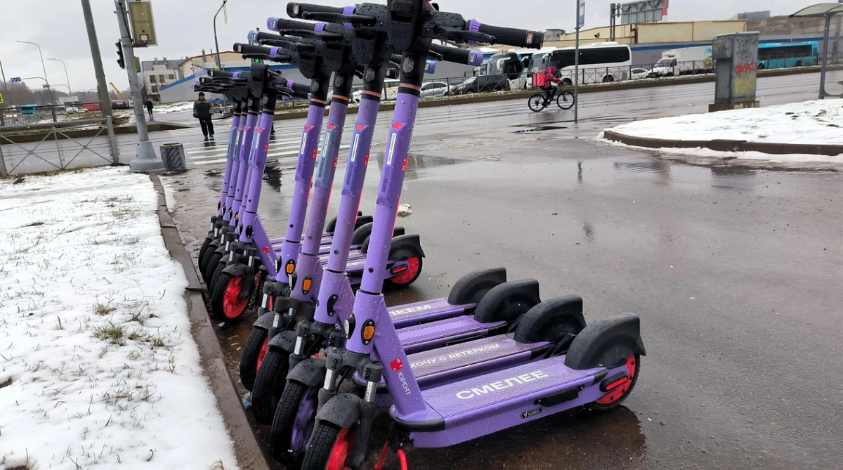 Электросамокаты покидают улицы Петербурга и отправляются на зимовку