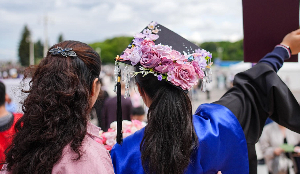 Надбавку к зарплате предложили платить выпускникам с красным дипломом