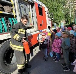 В детском саду №11 Колпинского района рассказали воспитанникам о соблюдении правил пожарной безопасности