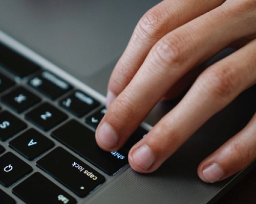 Юная бизнес-тренер обманула петербуржцев на 4,5 млн рублей