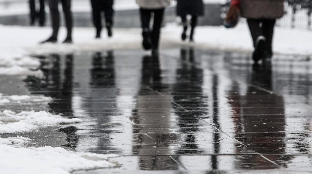 Шесть человек госпитализированы в Петербурге после падения на гололёде