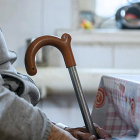 Учёные рассказали, как ужины в одиночестве сильно вредят пенсионерам