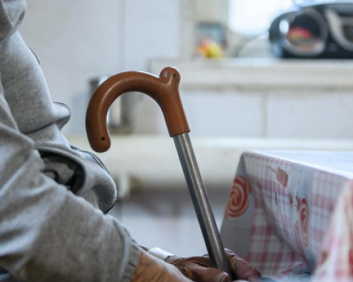 Учёные рассказали, как ужины в одиночестве сильно вредят пенсионерам