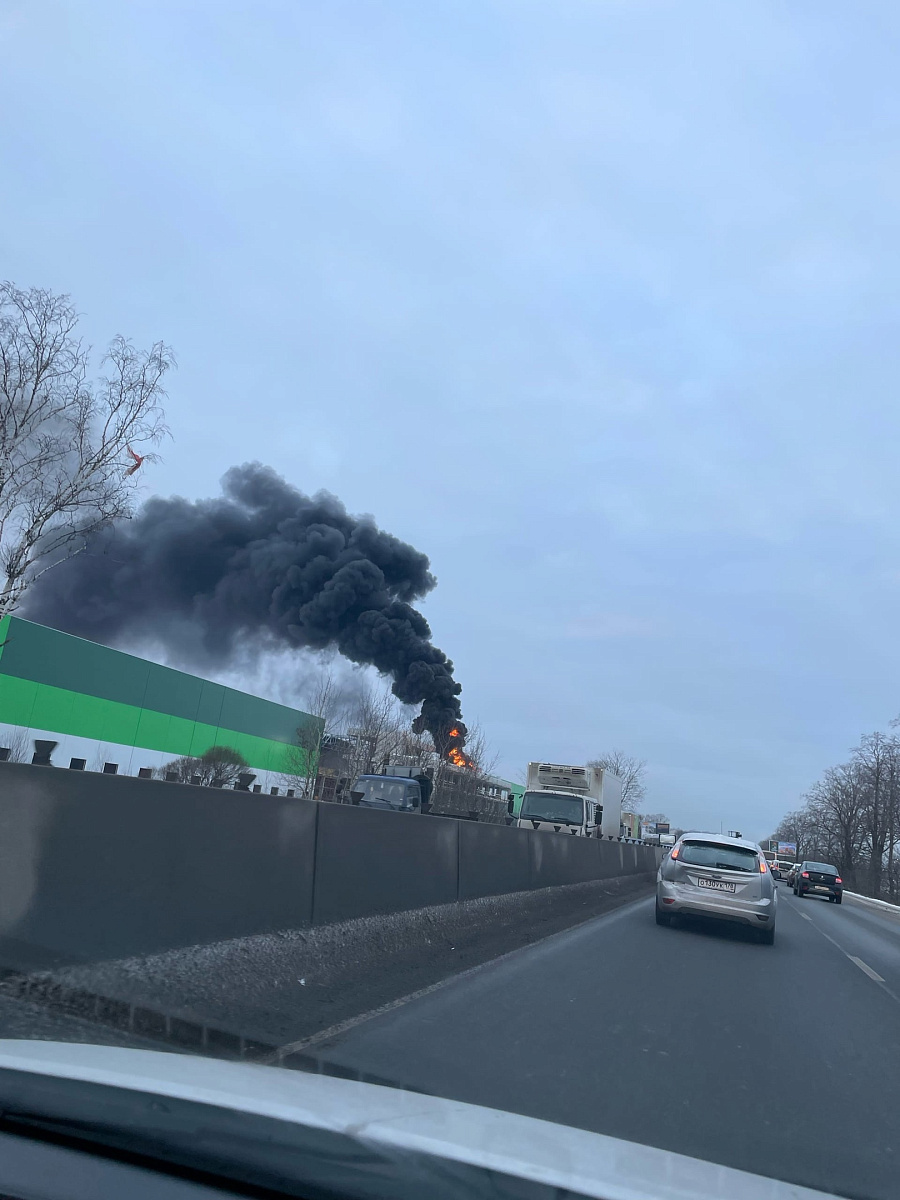 С&nbsp;утра над Московским шоссе на&nbsp;юге Санкт-Петербурга поднимался черный дым.