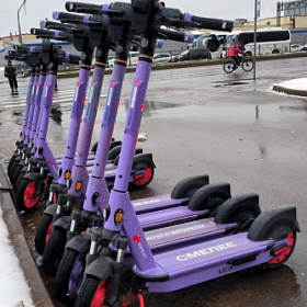 Электросамокаты покидают улицы Петербурга и отправляются на зимовку