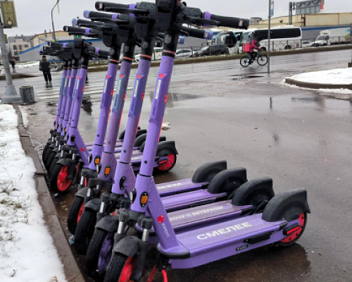 Электросамокаты покидают улицы Петербурга и отправляются на зимовку