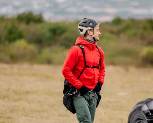 Петербуржец разбился о скалы во время полёта на параплане в Турции