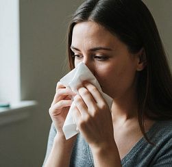 В России проводят клинические исследования первой вакцины от аллергии на пыльцу березы